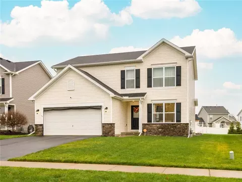 67 Rockdale Trl, Greece, NY 14612