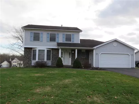 30 Redfern Dr, Riga, NY 14428