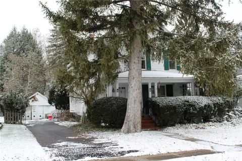 22 Summit St, Le Roy, NY 14482