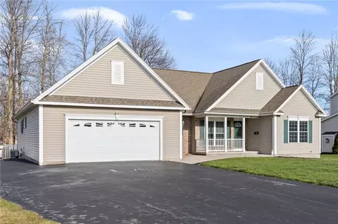 10 Country Village Ln, Parma, NY 14468