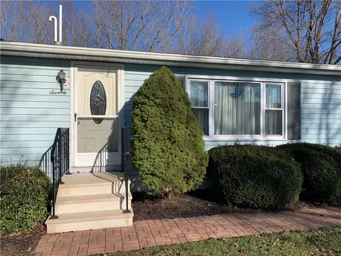 70 Woodside Dr, Bergen, NY 14416