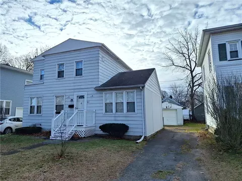 81 Beverly Hts, Greece, NY 14616