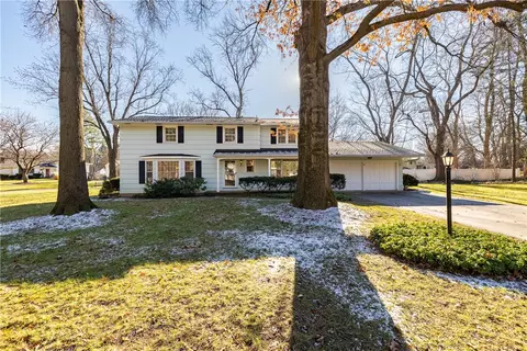 2 Torwood Cir, Pittsford, NY 14534