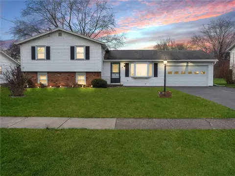 9 Adeane Dr W, Gates, NY 14624