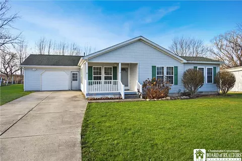7 Loomis St, Ripley, NY 14775