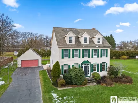 8 Marthas Vineyard Dr, Pomfret, NY 14063