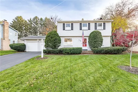 35 Oakbend Ln, Irondequoit, NY 14617