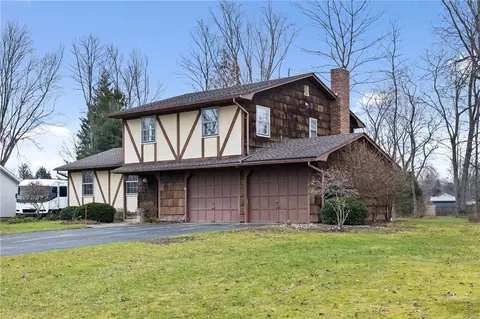 1270 Laurel Cir, Webster, NY 14580
