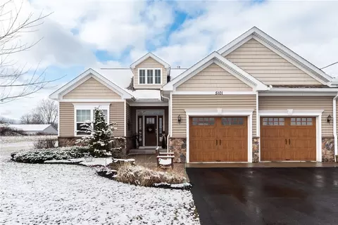 5101 Red Oak Ln, Batavia, NY 14020