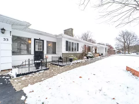 33 Greenbriar Dr, Gates, NY 14624