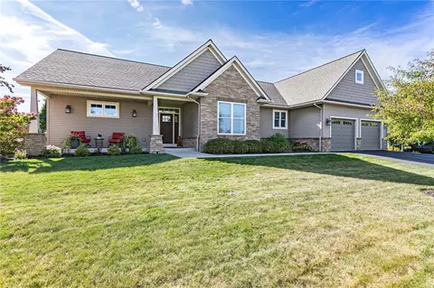 6042 Medalist Ln, South Bristol, NY 14424