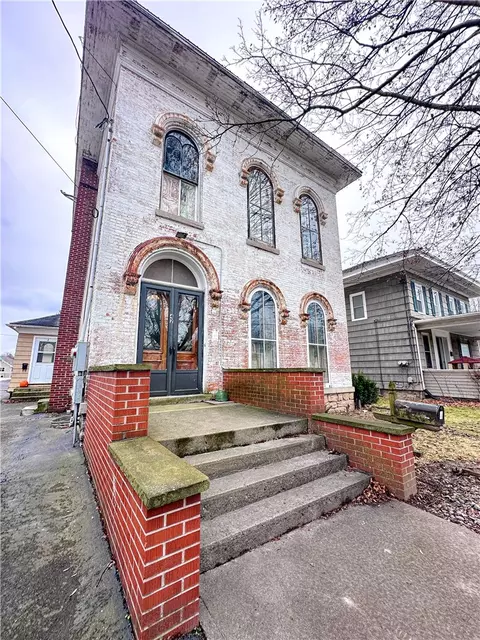 42 Lake St, Le Roy, NY 14482