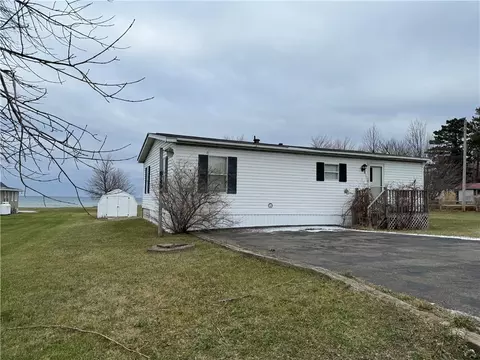 8149 E Bay Rd, Huron, NY 14590
