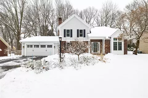 34 Bending Oak Dr, Perinton, NY 14534