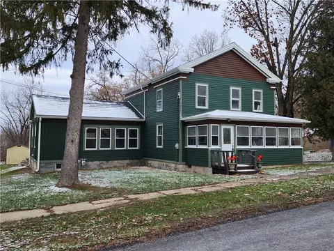 25 Pine St, Mentz, NY 13140