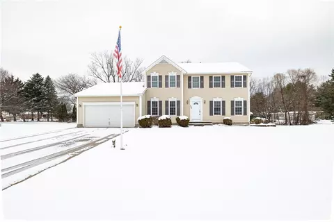 762 Close Cir, Webster, NY 14580