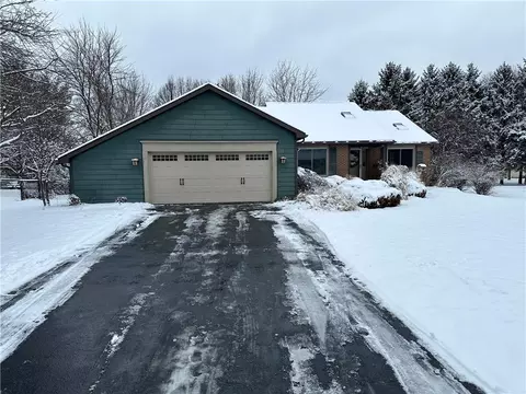 16 Highview Cir, Sweden, NY 14420