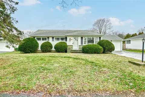 38 Stanridge Ct, Irondequoit, NY 14617