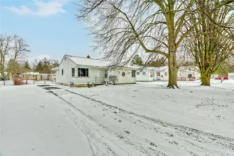 34 S Lansing Cir, Gates, NY 14624