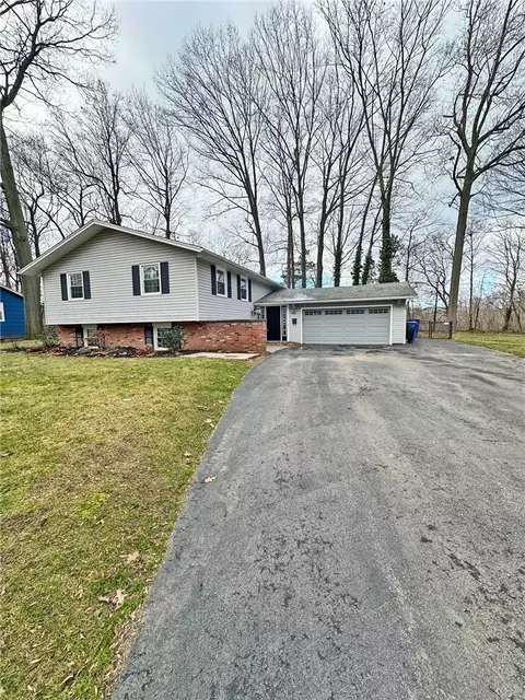 200 Courtly Cir, Greece, NY 14615