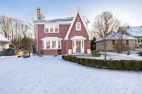 4 Elmbrook Dr, Pittsford, NY 14534