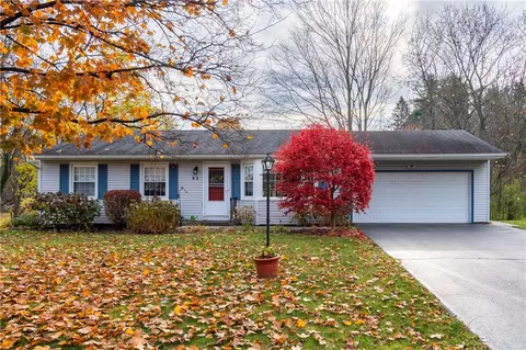 42 Fireside Ln, Perinton, NY 14450