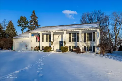 30 Round Trail Dr, Pittsford, NY 14534