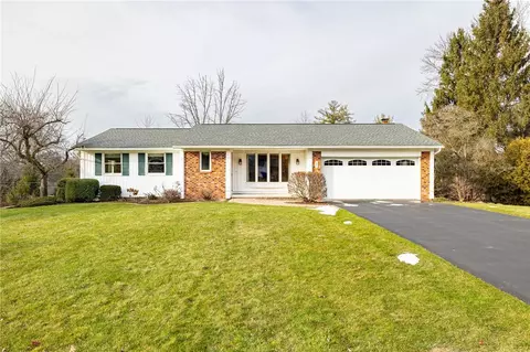 97 Tumbleweed Dr, Pittsford, NY 14534