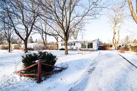 45 Farnsworth Rd N, Rochester, NY 14623