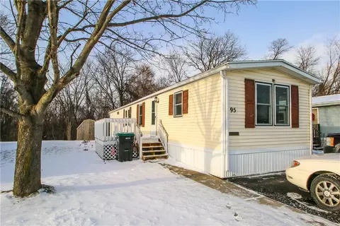 95 Locust Dr, Hamlin, NY 14464