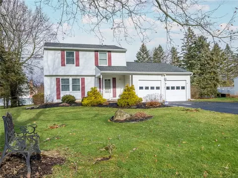 8 Skelbymoor Ln, Perinton, NY 14450