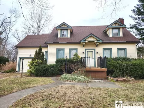 18 Hanover St, Hanover, NY 14136