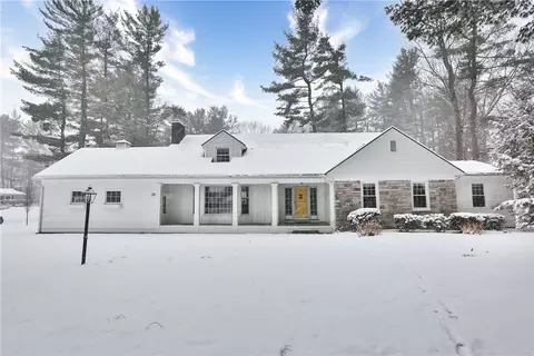 38 Oak Manor Ln, Pittsford, NY 14534