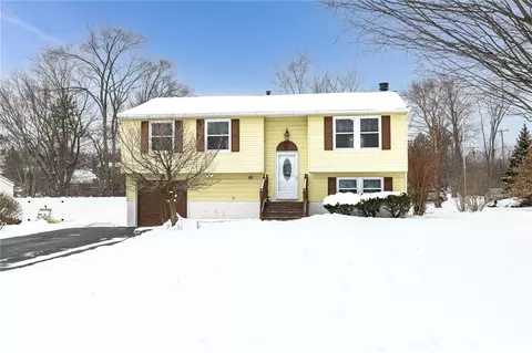 2 Peakview Dr, Henrietta, NY 14467