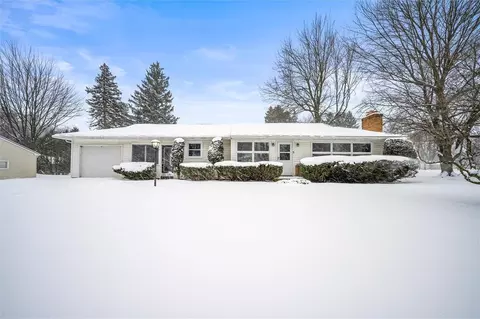 5 Lucrest Dr, Irondequoit, NY 14609