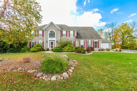 5967 Chipmunk Cir, Farmington, NY 14425