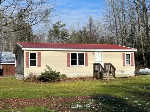 9712 Glenmark Rd, North Rose, NY 14516