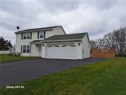 10 Newcomb Dr, Parma, NY 14468