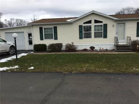 91 Woodside Dr, Bergen, NY 14416