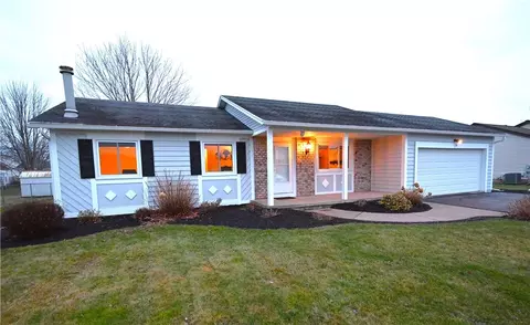58 Woodstock Ln, Brockport, NY 14420
