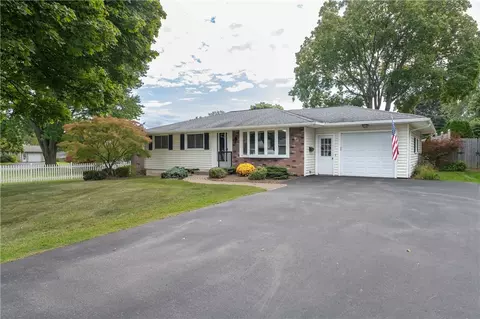 83 Rollingwood Dr, Greece, NY 14616