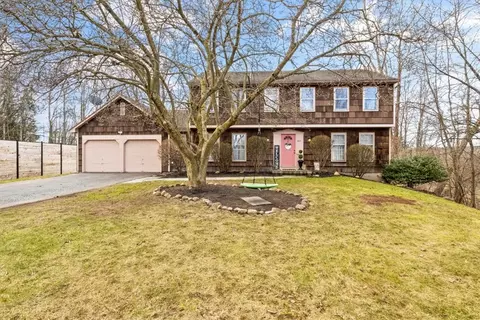 1417 Hiddenpond Ln, Walworth, NY 14568