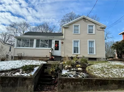 8 Erie St N, Macedon, NY 14502