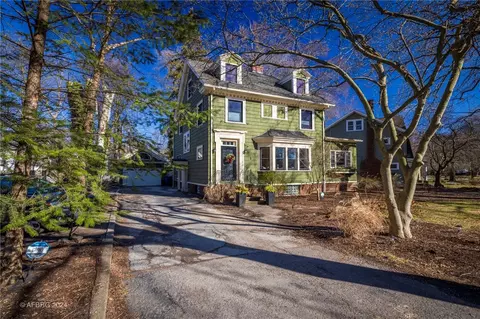 8 Merchants Rd, Rochester, NY 14609
