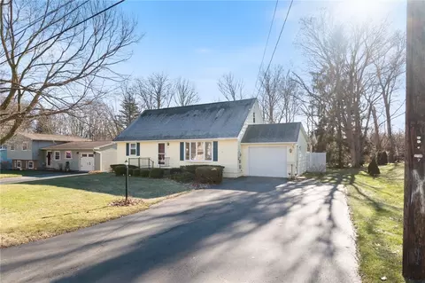 69 Holiday Ln, Canandaigua, NY 14424