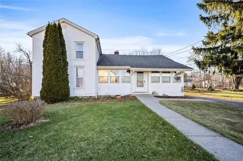 136 Hook Rd, Farmington, NY 14425