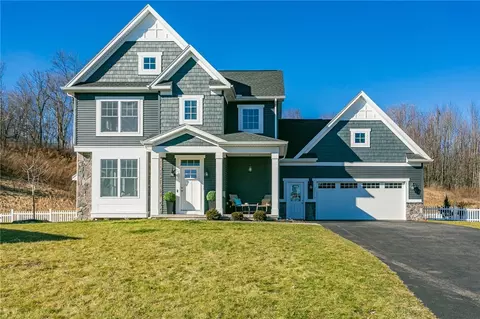3271 Tanaberry Cir, Macedon, NY 14502