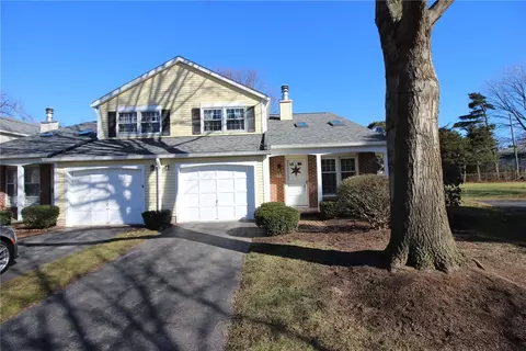 60 Old Pine Ln, Greece, NY 14615