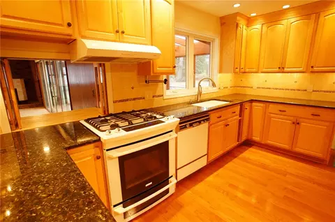 Kitchen - 442 Colebrook Dr, Irondequoit, NY 14617 photo 4 of 4