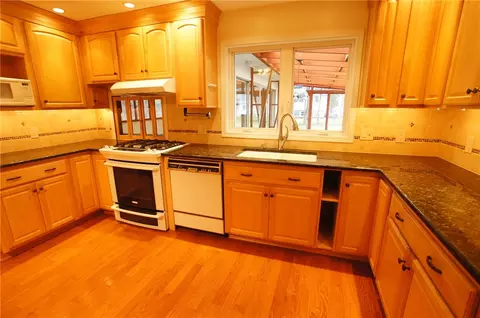 Kitchen - 442 Colebrook Dr, Irondequoit, NY 14617 photo 3 of 4